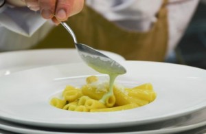 Tortiglioni, asparagi selvatici, tuorlo e Ragusano